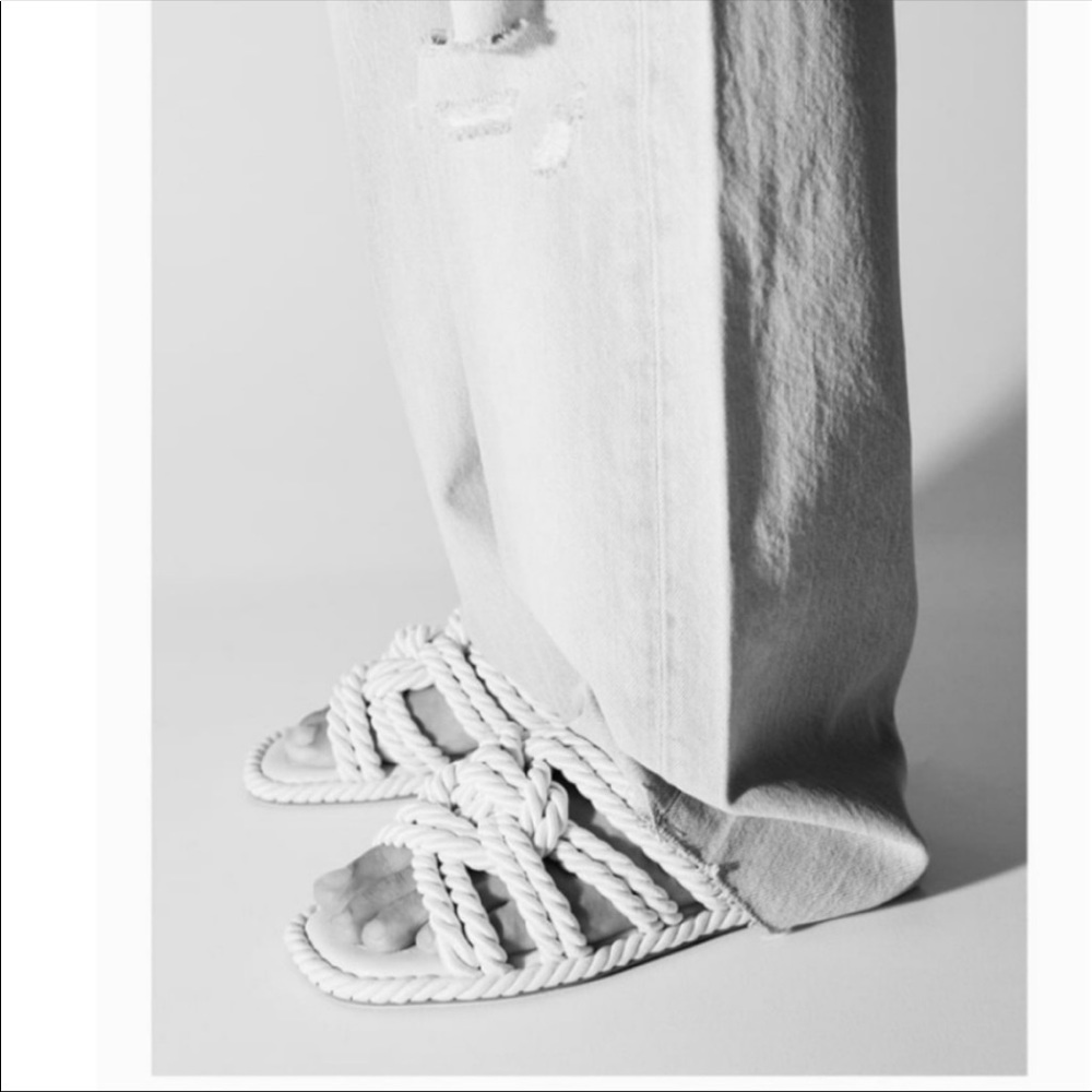 ✨Zara LOW HEEL KNOTTED SANDAL |
OFF WHITE SIZE: Size: 7/5 🐚 - Picture 9 of 10